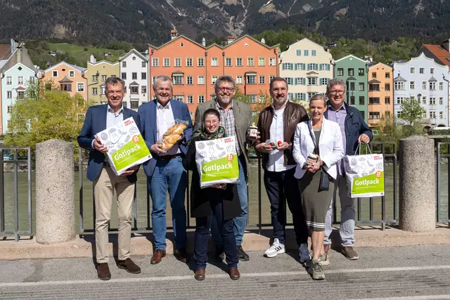 Setzen zum Osterfest ein Zeichen der Solidarität: Vizebürgermeister Georg Willi, ISD-Geschäftsführer Hubert Innerebner, Natalie Treitinger-Posch (ISD Stadtteilarbeit), Christoph Stöckholzer (Lions Club Innsbruck-Igls), Jens Müller (Innsbrucker Hilfswerk), Petra Marina (Markthalle Innsbruck), Wolfgang Schösser (Lions Club Innsbruck-Igls). | Foto: © IKM/D. Jäger