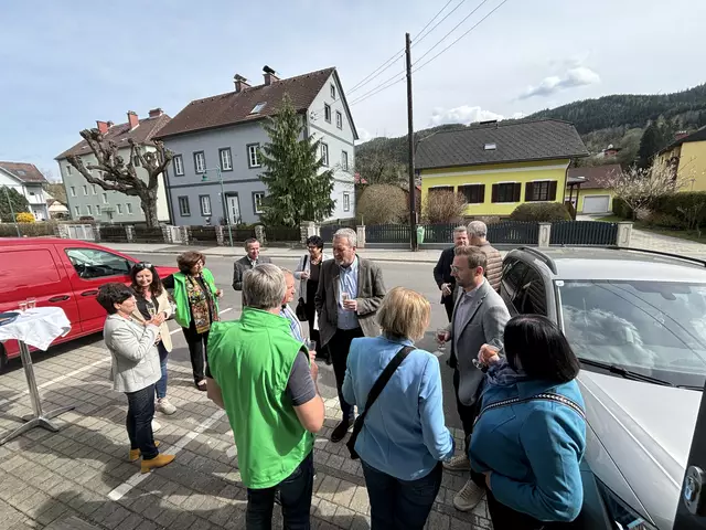 Die Sponsoren trafen sich vor dem Vinzimarkt Wartberg zu Autoübergabe ein.  | Foto: Koidl