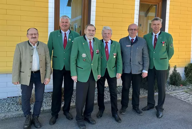 Bürgermeister Franz Bernroitner (Roßbach), Obmann-Stellvertreter Karl Feichtinger, der ehemalige Obmann Josef Bejvl, der neue Obmann Franz Lindlbauer, Bezirksobmann Michael Kendlbacher und Bürgermeister Manfred Feichtinger (St. Veit). | Foto: Gemeinde Roßbach