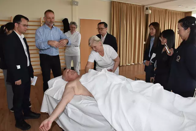 Eine hochkarätige Delegation mit Spitzen-Medizinern aus Thailand - Mahidol University Bangkok - interessierte sich für das Curhaus Bad Kreuzen.  | Foto: Robert Zinterhof