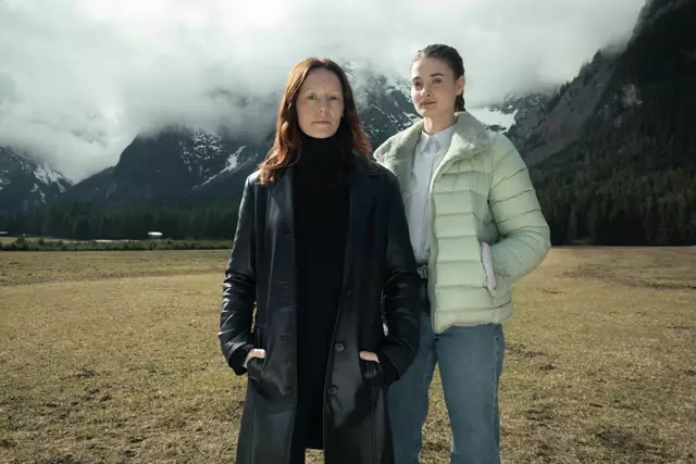 Lavinia Wilson und Philine Schmölzer gehören zu den Hauptdarstellerinnen von „An der Grenze“. Der TV-Krimi entsteht unter anderem an den verschiedensten Drehorten in Tirol. | Foto: Servus TV/ZDF/ Linda Gschwentner