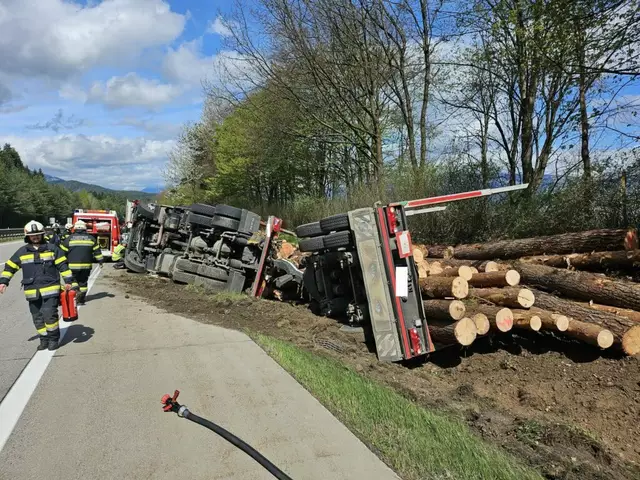 Auf der Tauernautobahn kippte ein Lkw samt Anhänger um. | Foto: Freiwillige Feuerwehr Feistritz/Drau