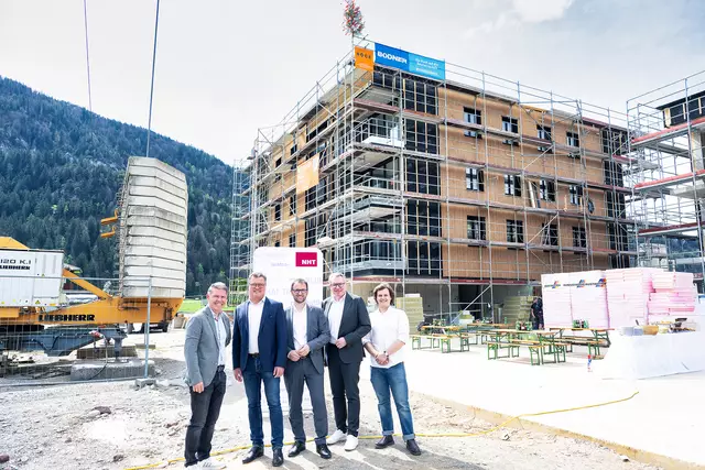 NHT-Geschäftsführer Johannes Tratter (2.v.re.) überzeugte sich mit (v.li.) Hans Feller (Bodner Bau), Bürgermeister Anton Hoflacher, LA Sebastian Kolland und Architekt Gereon Berz vom Baufortschritt im Oberfeld: Im Endausbau sollen dort 118 neue Wohnungen errichtet werden. | Foto: NHT/Karg