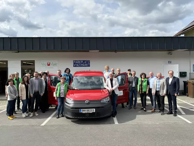 Offizielle Autoübergabe vor dem Vinzimarkt Wartberg mit den beteiligten Sponsoren sowie Mitarbeiterinnen und Mitarbeitern vom Vinzimarkt.  | Foto: Koidl