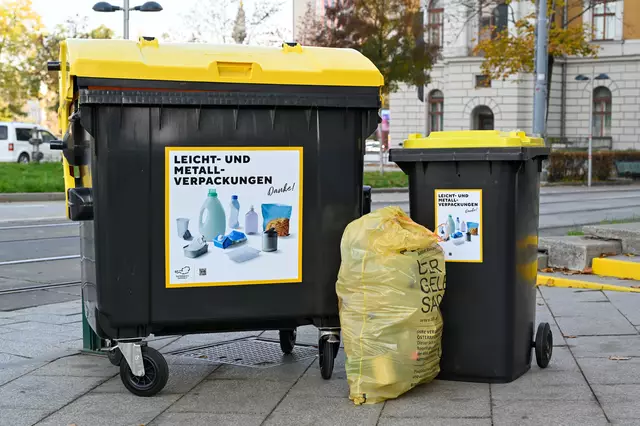 Neue Beklebung soll an den gelben Mülltonnen angebracht werden. Die erste Bilanz fällt durchaus positiv aus.  | Foto: Holding Graz