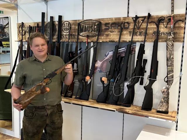 Styria Hunting-Filialleiter Jörg Regner im neuen Geschäft in der Arena Fohnsdorf.