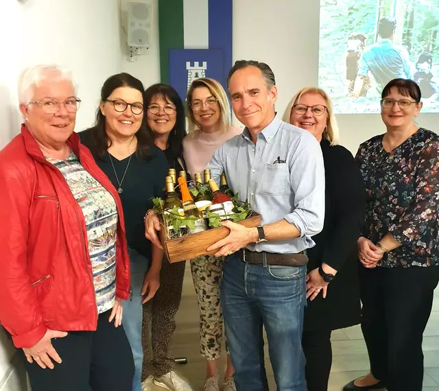 Martin Grassberger und die Damen vom Altlichtenwarther Büchertreff | Foto: Eva Gabriel