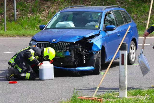 Kreuzungscrash bei der Autobahnabfahrt der A8-Innkreisautobahn in Pichl – Skoda und Tesla schwer beschädigt. | Foto: laumat.at