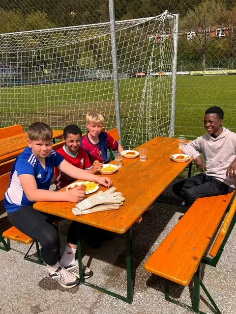 Wer hart trainiert, hat eine Pause und eine Stärkung verdient: Spaghetti Bolognese, gebratenes Hühnerfleisch mit Reis, Pommes mit Nuggets – und als Highlight jeden Tag ein Stück Kuchen als Nachspeise. | Foto: SPG Innsbruck West