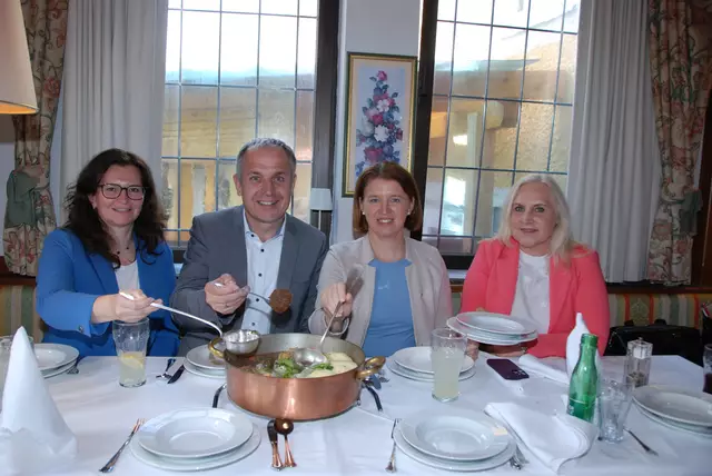 Elisabeth Gneißl, Christian Mader, Michaela Langer-Weninger und Angelika Winzig (v.l.) beim Rindfleischessen im Gasthof Lindner. | Foto: Steiner-Watzinger