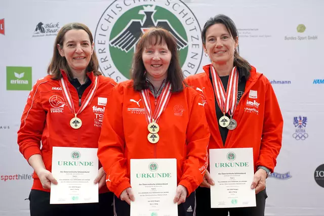 Vroni Mairhofer (re) war Mitglied in der Tiroler Luftpistolenmannschaft, die Gold eroberte