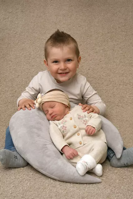 Name: Paula
Geburtsdatum: 11.04.2025
Gewicht: 3.200 g
Größe: 51 cm
Eltern: Sara Grillmaier und Christoph Koini aus Pusterwald
Bruder Moritz ist überglücklich und stolz, seine kleine Schwester im Arm zu halten. | Foto: Babysmile