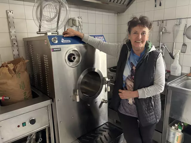 Mit dieser Eismaschine wird italienisches Eis direkt in Hollabrunn hergestellt - mit frischen und regionalen Zutaten ergänzt. | Foto: Alexandra Goll