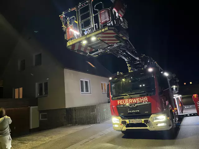 Die Drehleiter wurde in Stellung gebracht. | Foto: FF Waidhofen/Thaya