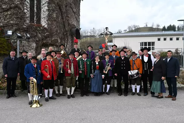 Die Arbeitsgemeinschaft Panoramahöhenweg freut sich, dass so viele „Seppn“ und Vertreter der Zimmererzunft der Einladung gefolgt sind.
 | Foto: eisenstrasse.info