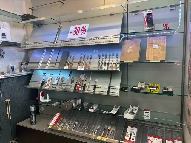 Das "Besteck Kistl" bietet diverse Haushaltsartikel.  | Foto: Pia Rotter/MeinBezirk