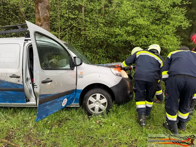 Die Motorhaube des Fahrzeugs musste mit hydraulischem Gerät geöffnet werden. | Foto: FF Maria Lankowitz