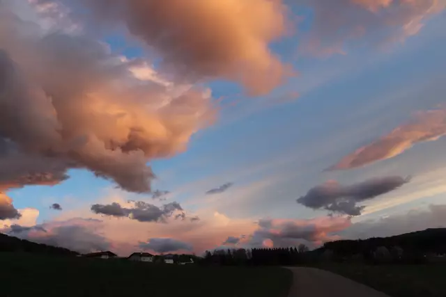 Hoffentlich verschlingt die riesige Wolke (links im Bild)
nicht das Haus meines Freundes....🤭