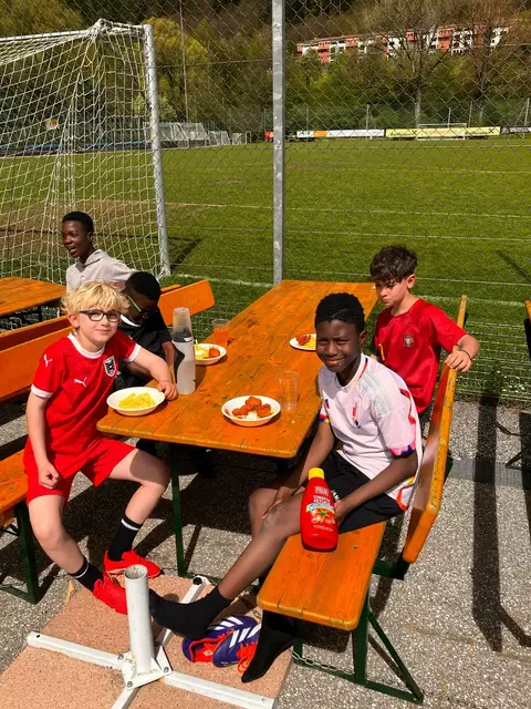 Wer hart trainiert, hat eine Pause und eine Stärkung verdient: Spaghetti Bolognese, gebratenes Hühnerfleisch mit Reis, Pommes mit Nuggets – und als Highlight jeden Tag ein Stück Kuchen als Nachspeise. | Foto: SPG Innsbruck West