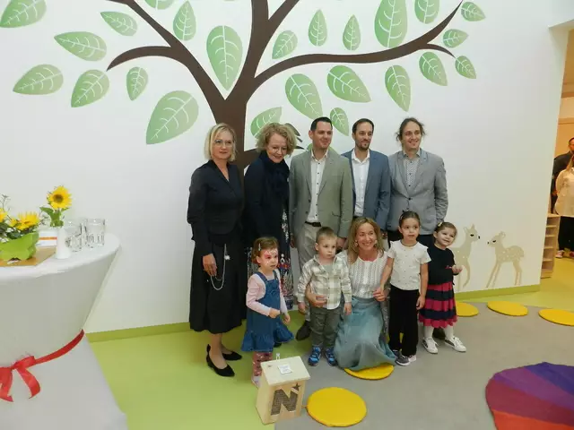 Maria Riegler, LR Christiane Teschl-Hofmeister, Bgm Jürgen Rummel, Stadtrat Fischer Christof, Vizebgm Paul Mühlbauer mit der Kindergartenleiterin Susanne Schmutzer und den Kindern Isabella, Oliver, Selina, Manuela | Foto: Heribert Punz