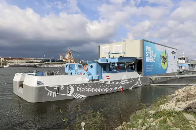 Die umgebaute MS Negrelli legte an der Donau an. Auf ihr befinden sich 35 Aufzuchtsbecken.  | Foto: Raffeiner Reputation/APA-Fotoservice/Reither