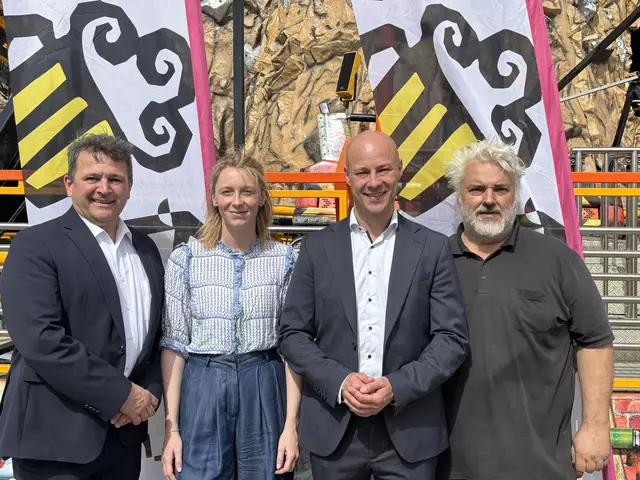 Peter Ilchmann, Direktor Gebäudemanagement und Tiefbau Stadt Linz, Theresa Gillhofer, Abteilungsleiterin Tourismus und Märkte, Vizebürgermeister Martin Hajart (ÖVP) und Schausteller Ludwig Rieger (v.l.n.r.). | Foto: MeinBezirk Linz