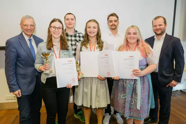 Innungsmeister Peter Pföß, Anna-Maria Mieser, Jakob Zauner, Julia Steinberger, Paul Valentin und Claudia Wuppinger mit Landtagsabgeordneter Josef Schöchl | Foto: Manuel Horn