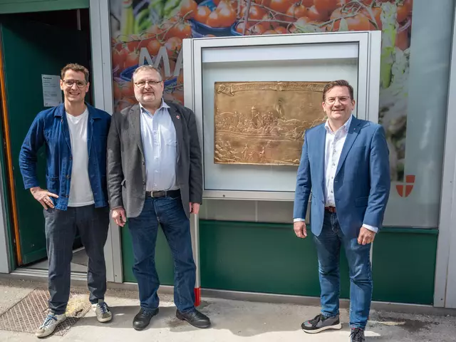 Marktvereinsobmann Mario Schinner-Krendl, Direktor der MA 59 Andreas Kutheil und Bezirksvorsteher Wilfried Zankl (SPÖ) beim Bronzerelief, welches sich seit Kurzem wieder am Meidlinger Markt befindet.  | Foto: Valentina Marinelić/ MeinBezirk