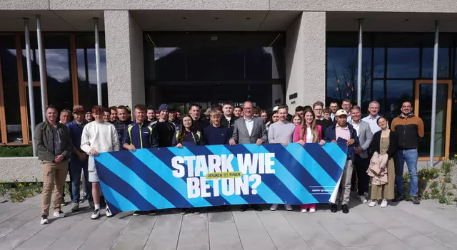 Thomas Bodner (geschäftsführender Gesellschafter der Bodner Gruppe/Mitte) und Lehrlingsbeauftragte Caroline Boban, mit den ausgezeichneten Lehrlingen und ihren Ausbildnern sowie den Lehrlingen im ersten Lehrjahr. | Foto: Bodner Gruppe