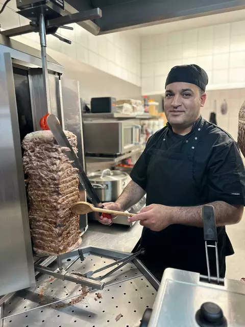 Ein Koch aus der Türkei mit selbstgemachtem Spieß. | Foto: Meyman