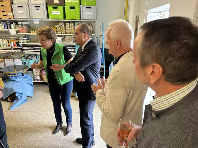 Für die Sponsoren gab es auch eine Führung durch den Vinzimarkt.  | Foto: Koidl