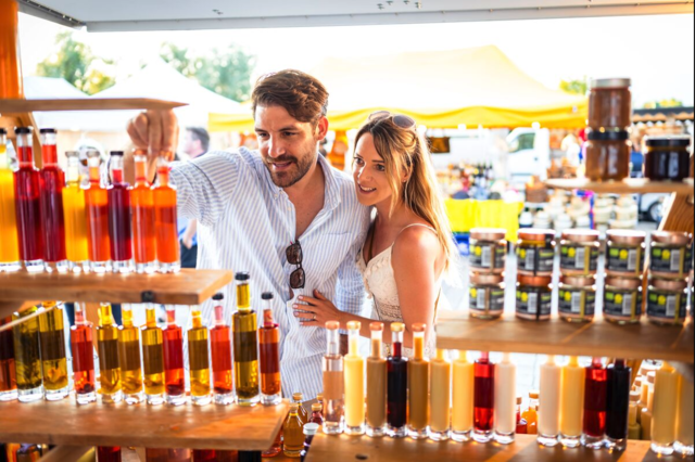 Beliebt bei Einheimischen und Gästen: Der Faaker Bauernmarkt startet am 1. Mai in die Sommersaison. | Foto: Region Villach Tourismus GmbH/Michael Stabentheiner