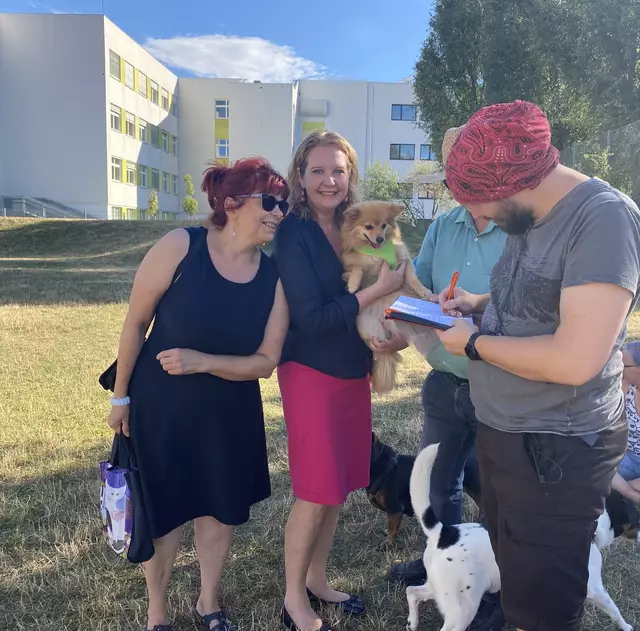 Schon 2022 hat Löff (Mitte) für die Hundezone gekämpft. | Foto: Michaela Löff