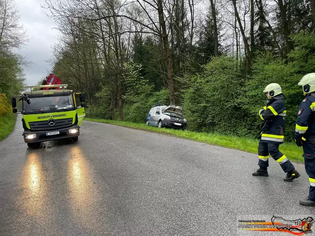 Die Feuerwehr war mit drei Fahrzeugen vor Ort, es wurde ein Abschleppunternehmen angefordert. | Foto: FF Maria Lankowitz