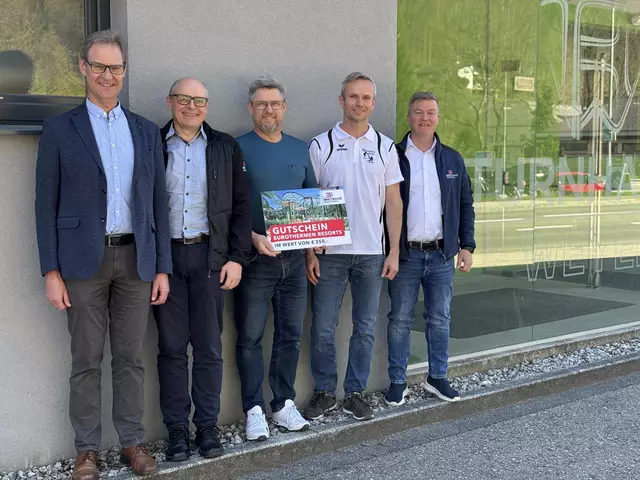 Bei der Gutscheinübergabe, v.l.: Vizebürgermeister Leopold Buchriegler, Martin Wachutka (techn. GF BBOÖ), Karl Hirnschrott (Obmann Turnverein Weyer), Gerhard Furtner (Turnverein Weyer), Thomas Matthey (kaufm. GF, BBOÖ) | Foto: BBOÖ