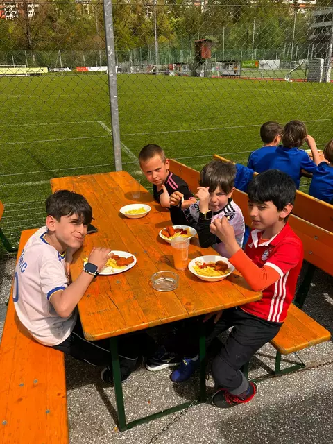 Wer hart trainiert, hat eine Pause und eine Stärkung verdient: Spaghetti Bolognese, gebratenes Hühnerfleisch mit Reis, Pommes mit Nuggets – und als Highlight jeden Tag ein Stück Kuchen als Nachspeise. | Foto: SPG Innsbruck West