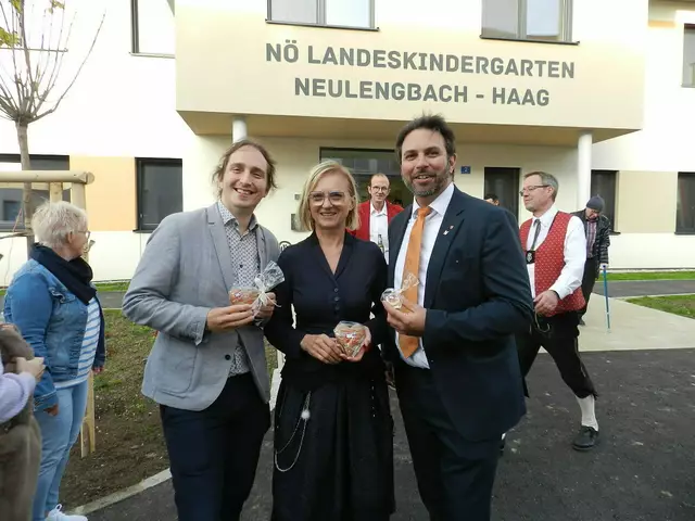 Vize Bgm Paul Mühlbauer, Familienstadträtin Maria Riegler, Stadtrat Florian Steinwendter haben sich gefreut, der Bevölkerung diesen neuen Kindergarten präsentieren zu dürfen | Foto: Heribert Punz