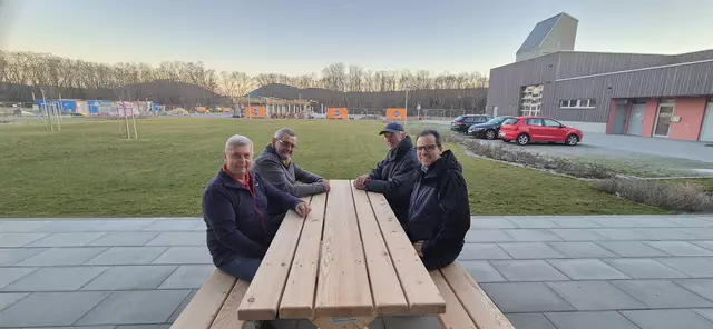 Die neuen Bänke beim Forum Silberbichl werden gut angenommen. | Foto: Patrick Pirker