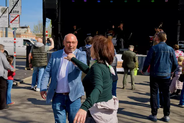 Auch Bezirksvorsteher Peter Jagsch (SPÖ) ließ sich von der Frühlingsstimmung verzaubern.  | Foto: Markus Aguilera Felkel