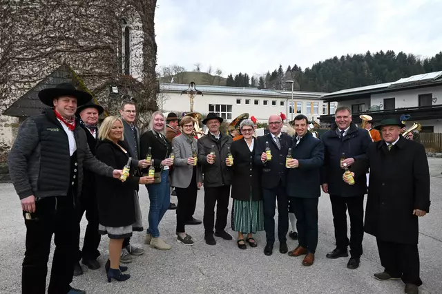 Die Gastgebergemeinde Randegg freut sich, dass Vertreterinnen und Vertreter aus allen vier Mitgliedsgemeinden beim Josefifest vertreten waren: Zimmermänner Gerald Josef Haselsteiner und Johann Kößl, geschäftsführende Gemeindarätin Anita Eybl (Ybbsitz), ARGE-Sprecher Gemeinderat Bernhard Atschreiter (Sonntagberg), Gemeinderätin Lisa Fuchsluger (Waidhofen an der Ybbs), Vizebürgermeisterin Margit Lechner (Randegg), Engelbert Wieser (Randegg), Leopoldine Adelsberger (Randegg), Bürgermeister Gerhard Lueger (Ybbsitz), Bürgermeister Manfred Wieser (Randegg), Bürgermeister Thomas Raidl (Sonntagberg) und Zimmermann Rudolf Fahrenberger | Foto: eisenstrasse.info
