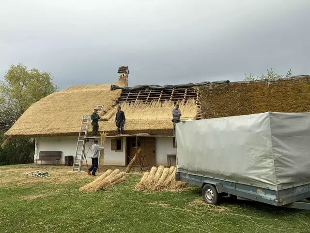 Das denkmalgeschützte Paulihaus ist eines der Aushängeschilder des Künstlerdorfes Neumarkt. Derzeit wird es neu mit Stroh eingedeckt. | Foto: Künstlerdorf Neumarkt