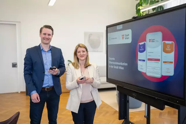 Neue App "Wiener Bildungspost" der Stadt Wien und FoxEducation: Vizebürgermeisterin Bettina Emmerling (Neos) und CEO von Fox Education Philipp Fendt | Foto: Stadt Wien/David Bohmann