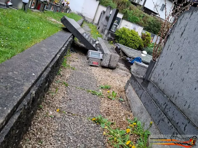 Am Friedhof von Maria Lankowitz war eine Person unter einem Grabstein eingeklemmt. | Foto: FF Maria Lankowitz