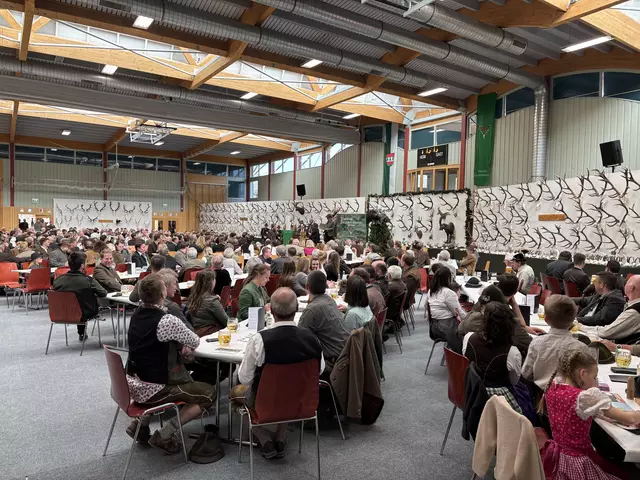 Das Thema der Eigenjagd in Reutte wurde vor einem großen Publikum erörtert. | Foto: Reichel