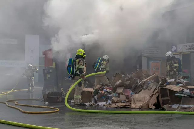 In Kitzbühel brach am Donnerstag am Nachmittag ein Brand in einem Kartonagen-Container auf einem Recyclinghof aus unbekannter Ursache aus. | Foto: Stadtfeuerwehr Kitzbühel