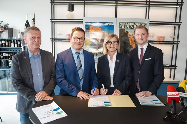 Vertragsunterzeichnung: Klaus Stark, Raphael Pensl, Susanne Kaltenegger und Helmut Sommer. | Foto: Brucker Volkspartei/Paller