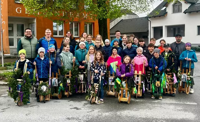 Ratscherkinder mit Vizebürgermeister Andreas Hitter, Bürgermeister Dipl.-Ing. Robert Weiser, Martin Mayer und die Drösinger Kinder
Foto Matin Mayer