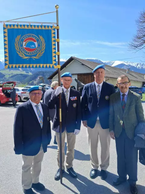 Standartentrupp VÖP Tirol mit Ehrengast Urenkel Erzherzog Georg von Habsburg (r.)  | Foto: VÖP Tirol