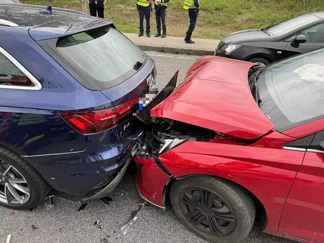 Laut Polizei wurde die Ampel rot und ein Fahrzeug ist auf das stehende Auto vor ihm aufgefahren. | Foto: Freiwillige Feuerwehr Zell-Gurnitz