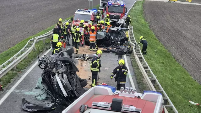 Die Feuerwehr rückte am Donnerstagabend zu einem schweren Verkehrsunfall aus. Dort war die Bergung mehrerer Unfallopfer aus ihren Autos notwendig.  | Foto: Monatsrevue Ebreichsdorf